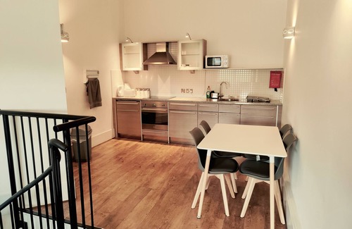 Dewsbury Apartment | QUIET TRAIN STATION APARTMENT WITH BALCONY | GYM | SECURE FREE SHELTERED PARKING