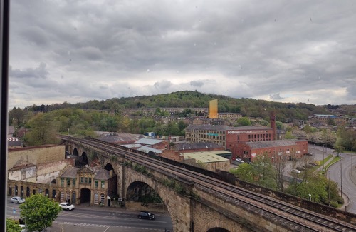 Dewsbury Apartment | QUIET TRAIN STATION APARTMENT WITH BALCONY | GYM | SECURE FREE SHELTERED PARKING