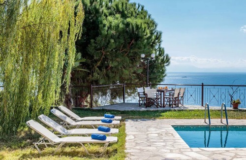 Glossa Villa | Quiet villa with breathtaking views, garden and private pool!