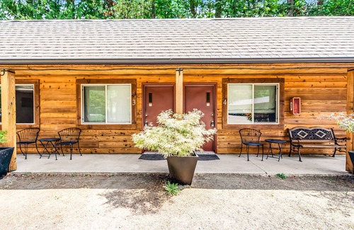 Quilcene Apartment | Quilcene ground-floor studio with mountain views & fast WiFi - dog-friendly