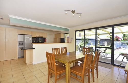 Quinns Rocks House | QUINNS RETREAT 4 bedroom 2 bathrooms with pool