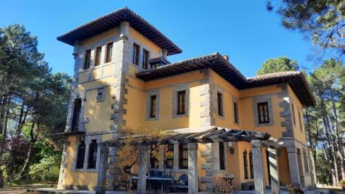 Navalperal de Pinares Apartment | QUINTA ARENlLLAS Palacete en una finca privada de 7 hectáreas de pinar