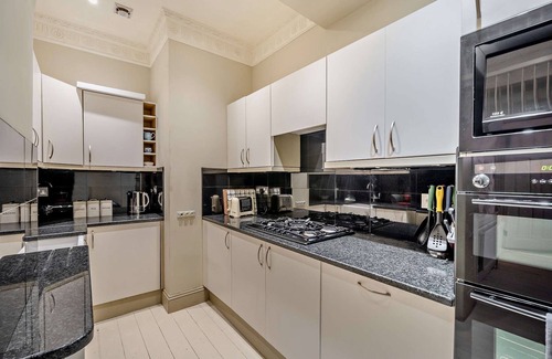 Bath Apartment | Quintessential English town-house apartment for 6
