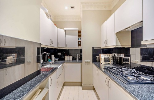 Bath Apartment | Quintessential English town-house apartment for 6