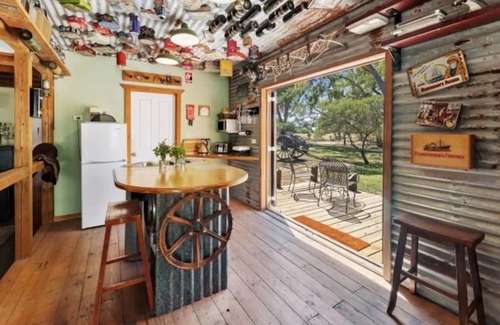 Avenel House | Quirky Barn, Close to Melbourne.