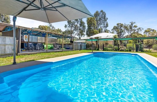 Avenel House | Quirky Barn, Close to Melbourne.