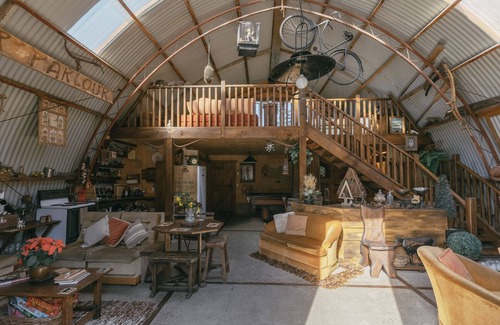 Arthur's Point House | Quirky Barn Stay Experience, fully insulated, warm, beautiful mountain views,