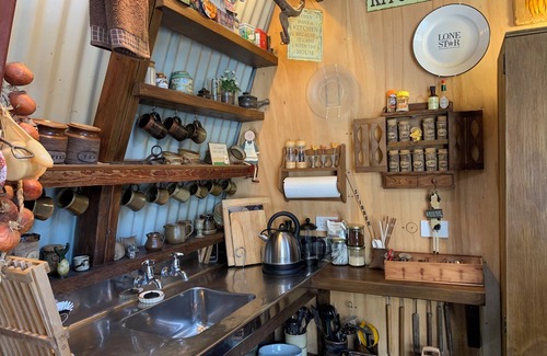Arthur's Point House | Quirky Barn Stay Experience, fully insulated, warm, beautiful mountain views,