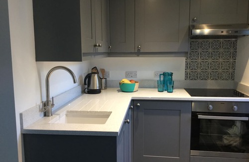 Morfa Bychan Cottage | Quirky cottage for two near coastal footpath at Borth y Gest