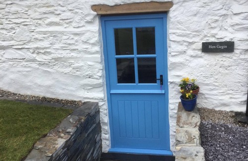 Morfa Bychan Cottage | Quirky cottage for two near coastal footpath at Borth y Gest