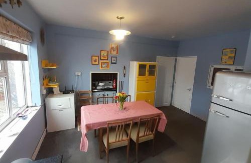 Cannards Grave House | Quirky mid century themed holiday home