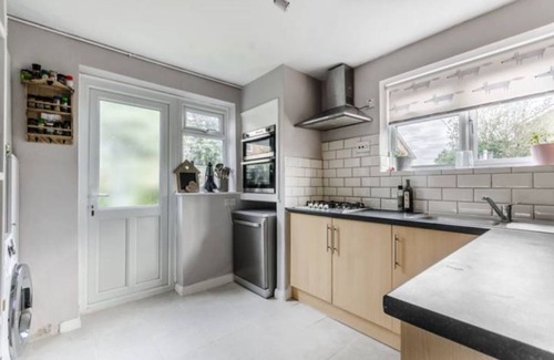 Hampton Wick Apartment | Quirky & Private 2 Double Bed apartment with stunning Private Garden in Kingston
