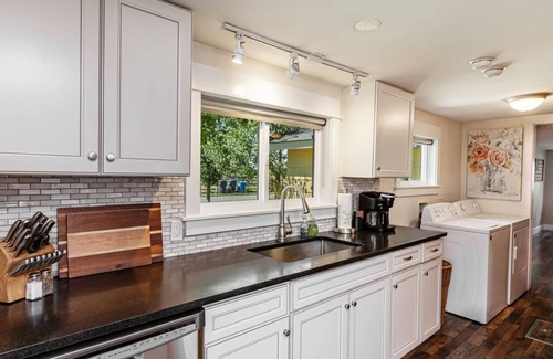 Four Corners House | Quite farm house in the country just minutes from town