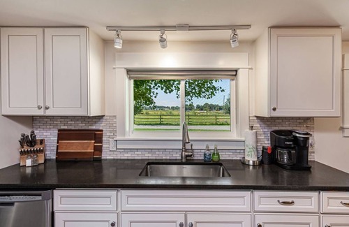 Four Corners House | Quite farm house in the country just minutes from town