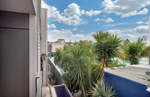 Freemans Bay Apartment | QV Modern 3 Level Sunny Townhouse (640)