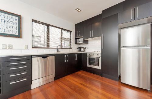 Freemans Bay Apartment | QV Modern 3 Level Sunny Townhouse (640)