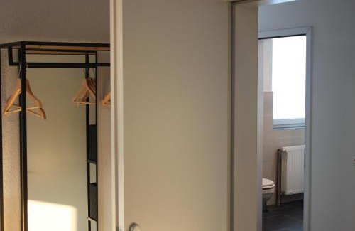 Langenhorn Apartment | R B Apartment Hamburg Duo - perfekt für Monteure - Küchenzeile - Smart TV - Bad mit Toilette und Dusche auf dem Flur gegenüber des Zimmers zur Alleinnutzung