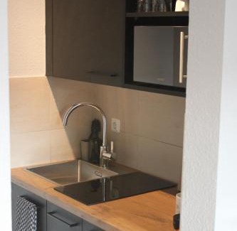 Langenhorn Apartment | R B Apartment Hamburg Duo - perfekt für Monteure - Küchenzeile - Smart TV - Bad mit Toilette und Dusche auf dem Flur gegenüber des Zimmers zur Alleinnutzung