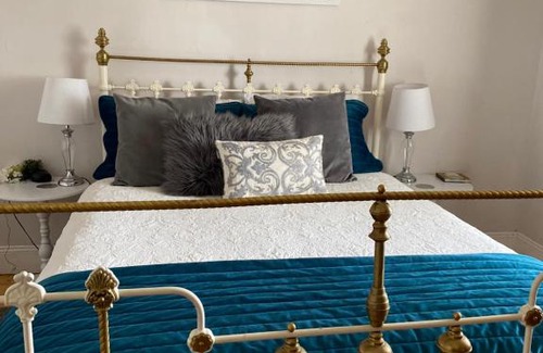 Maryborough House | R&R Blue Diamond Luxury Cottage Maryborough, Vic
