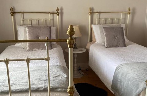 Maryborough House | R&R Blue Diamond Luxury Cottage Maryborough, Vic