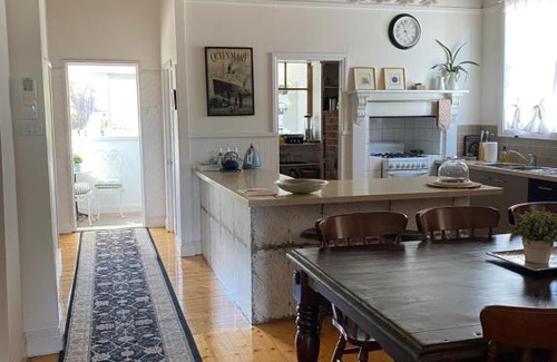 Maryborough House | R&R Blue Diamond Luxury Cottage Maryborough, Vic