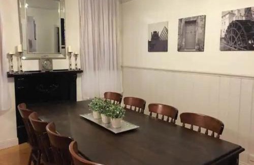 Maryborough House | R&R Blue Diamond Luxury Cottage Maryborough, Vic