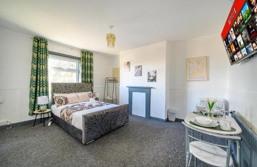 Churwell House | -RA27A- For your relaxed, Cosy stay, Free Parking