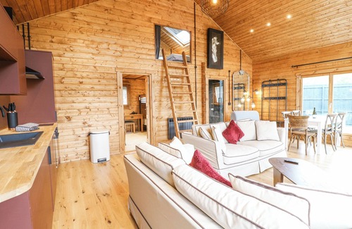 South Luffenham Cottage | RABBIT HOLE, pet friendly, with hot tub in Stamford