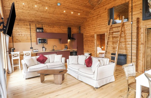 South Luffenham Cottage | RABBIT HOLE, pet friendly, with hot tub in Stamford
