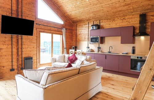 South Luffenham Cottage | RABBIT HOLE, pet friendly, with hot tub in Stamford
