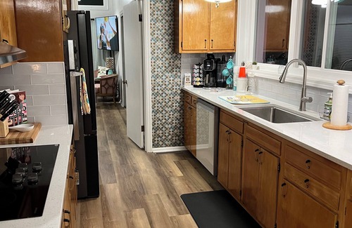 Mooresville House | Race City Pit Stop a charming MCM 4-bdrm house with WiFi and AC in Mooresville