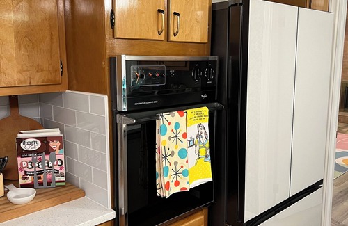 Mooresville House | Race City Pit Stop a charming MCM 4-bdrm house with WiFi and AC in Mooresville