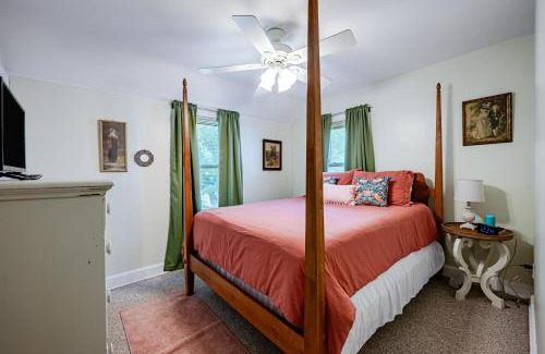 Toledo House | Rachel's Private Hideaway with king bed, kitchen, laundry, parking and big yard