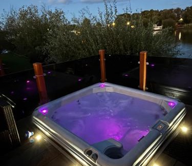 Tattershall House | Rachels Luxury Tattershall Hot Tub & Fishing Retreat
