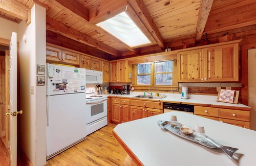 Seven Devils Cabin | Radiant cabin with fireplace, kitchen, & board games - skiing & golf nearby
