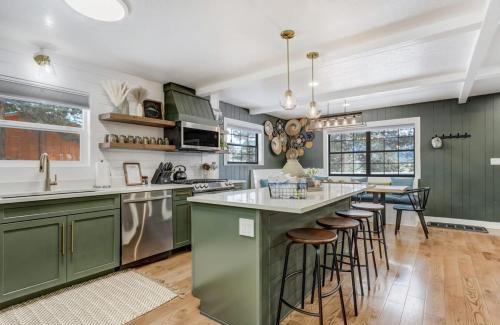 Woodland Park House | Radiant Retreat - Upscale Hot Tub BBQ