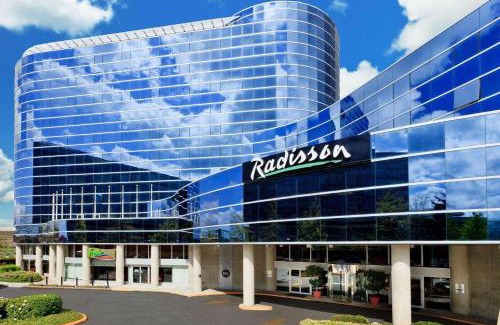 Golden Village Hotel | Radisson Hotel Vancouver Airport