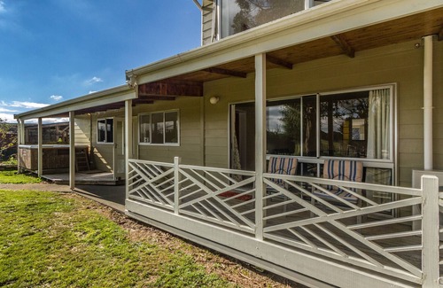 Raetihi Cottage | Raetihi Garden Spa Villa - Raetihi Holiday Home
