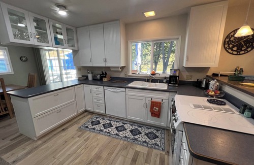 Montague House | Rafting Paradise! Klamath River-front Retreat in Breathtaking Copco Valley