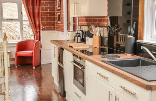 Little Stretton Cottage | RAGLETH PLACE LODGE, pet friendly, with open fire in Church Stretton