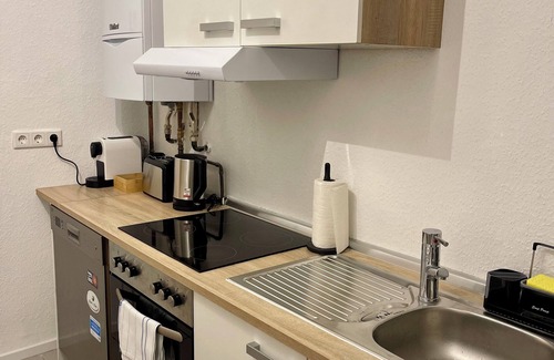 Kassel Apartment | Raha - Premium Ferienwohnung - Garten - Mercedes und Marien KH -vollausstattung
