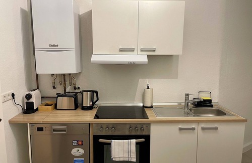 Kassel Apartment | Raha - Premium Ferienwohnung - Garten - Mercedes und Marien KH -vollausstattung