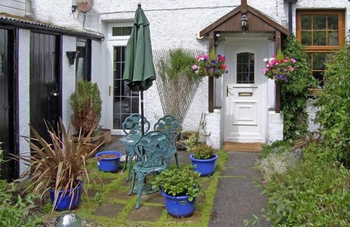 Fairbourne Cottage | RAILWAY COTTAGE, family friendly, with a garden in Fairbourne
