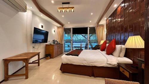 Bang Khla House | Rainbow Arokaya Holistic Longevity Wellness Resort - Riverfront Room 8
