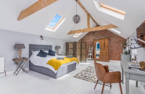 Lutterworth Apartment | Rainbow House - Entire Place