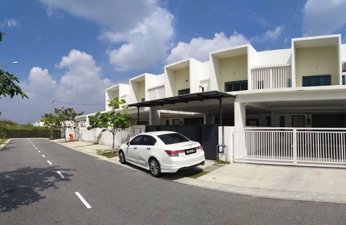 Bandar Sri Sendayan House | raja residence homestay sendayan seremban n9 2storey 4BR free wifi 65in smart tv