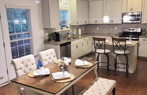 Olivia House | Raleigh Suburb - 5-bedroom/3.5-bathroom
