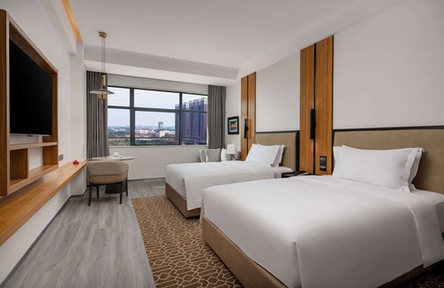 Dianbai District Hotel | Ramada By Wyndham Maoming Dianbai