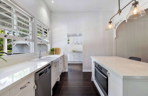 Witta House | Rambling Roses: Timeless Retreat in Witta for 8