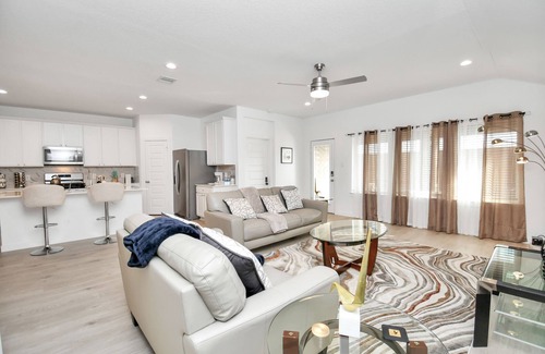Barker House | Rammies Exquisite Home With Pool Access